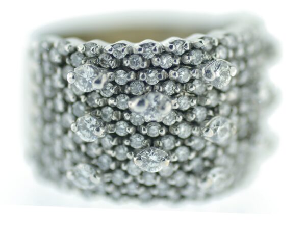 Anello a fascia con pavè di brillanti - immagine 2