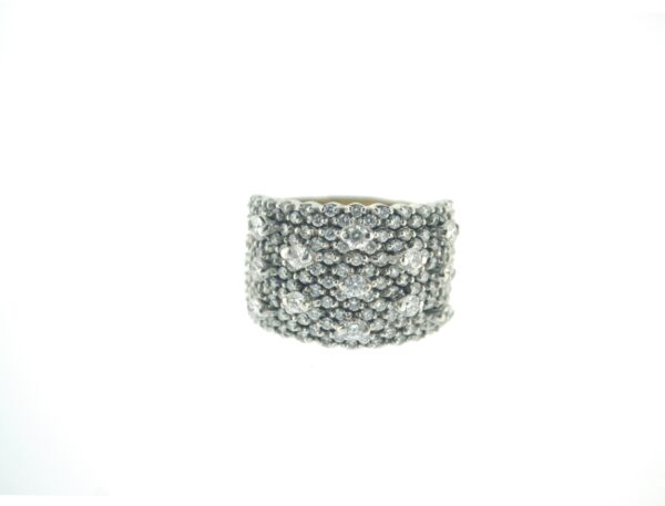Anello a fascia con pavè di brillanti