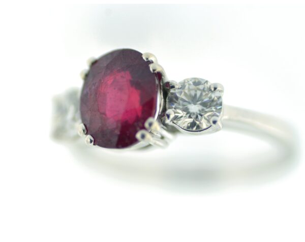 Anello rubino e 2 diamanti - immagine 2