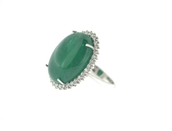 Anello con smeraldo cabochon e diamanti - immagine 2