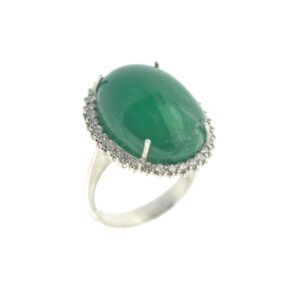 Anello con smeraldo cabochon e diamanti