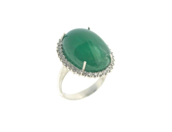 Anello con smeraldo cabochon e diamanti