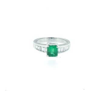 Anello con smeraldo e baguette
