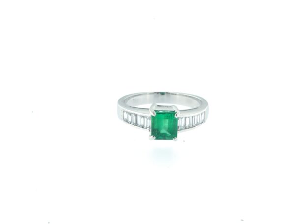 Anello con smeraldo e baguette