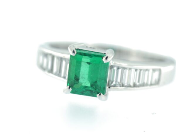Anello con smeraldo e baguette - immagine 2