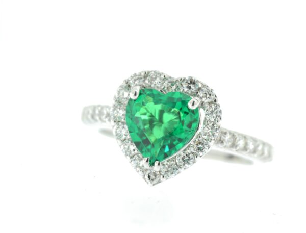 Anello smeraldo taglio a cuore lab grown