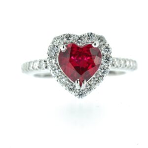 Anello rubino taglio a cuore lab grown