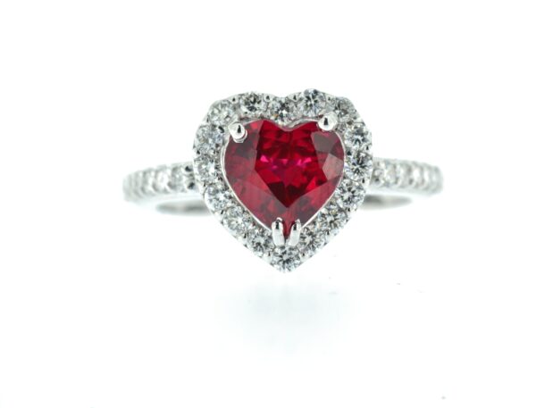 Anello rubino taglio a cuore lab grown