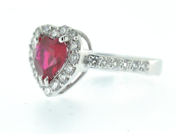 Anello rubino taglio a cuore lab grown - immagine 2