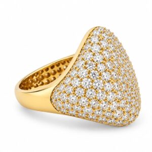Anello sigillo in oro giallo con pavè di brillanti